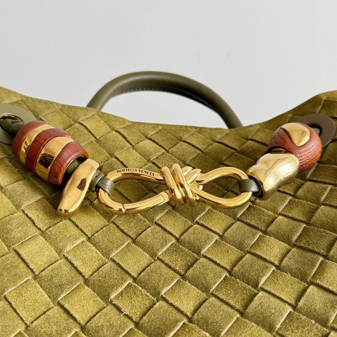 The new Andiamo batch of 3060 BV is shipped‼ ️The classic intercciato weaving process is used to create a soft bag, the metal knot is made of micro-cast aluminum using jewelry technology🪢, and the decorative beads are made of metal and hand-polished oak, allowing you to jump repeatedly between elegance and fun💃, making it unpredictable. Classic and versatile, it shows off your temperament, and the bag has a large capacity, making it very convenient for daily commuting! It has a variety of carrying methods, the shoulder straps can be adjusted by yourself, the original lambskin feels soft and delicate, and the unisex style breaks gender boundaries and brings a more practical and long-lasting use experience. The Andiamo, which has both elegant and casual styles, perfectly interprets the "fashionable old money style". Style number: 743568+wood hardware Color: suede olive oil green Size: 25*22*10.5cm